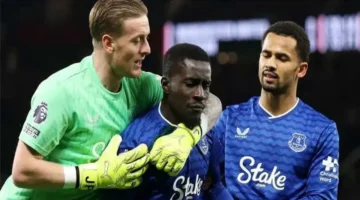 بطاقة حمراء تُقصي لاعب إيفرتون بعد صفع زميله خلال مواجهة مانشستر يونايتد 1